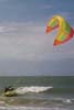 Dominique au surf dans les vagues